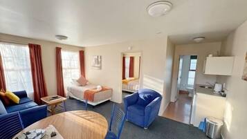 Ropa de cama de alta calidad y espacio para trabajar con laptop