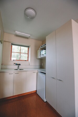 Standaard studio | Privékeuken | Een minikoelkast, een microgolfoven, een waterkoker, een broodrooster