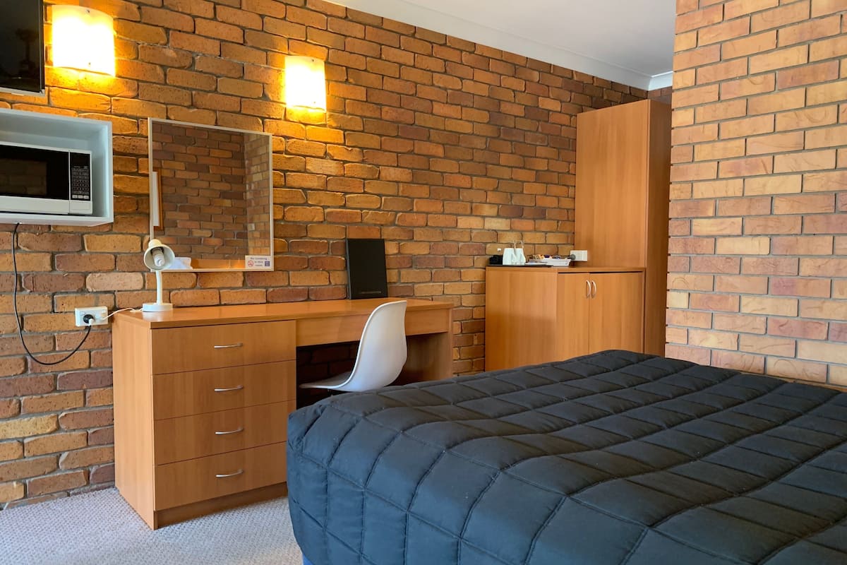 Standard Room, Non Smoking (Queen Room) | Desk, laptop workspace, blackout curtains, soundproofing