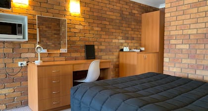 Peter Allen Motor Inn
