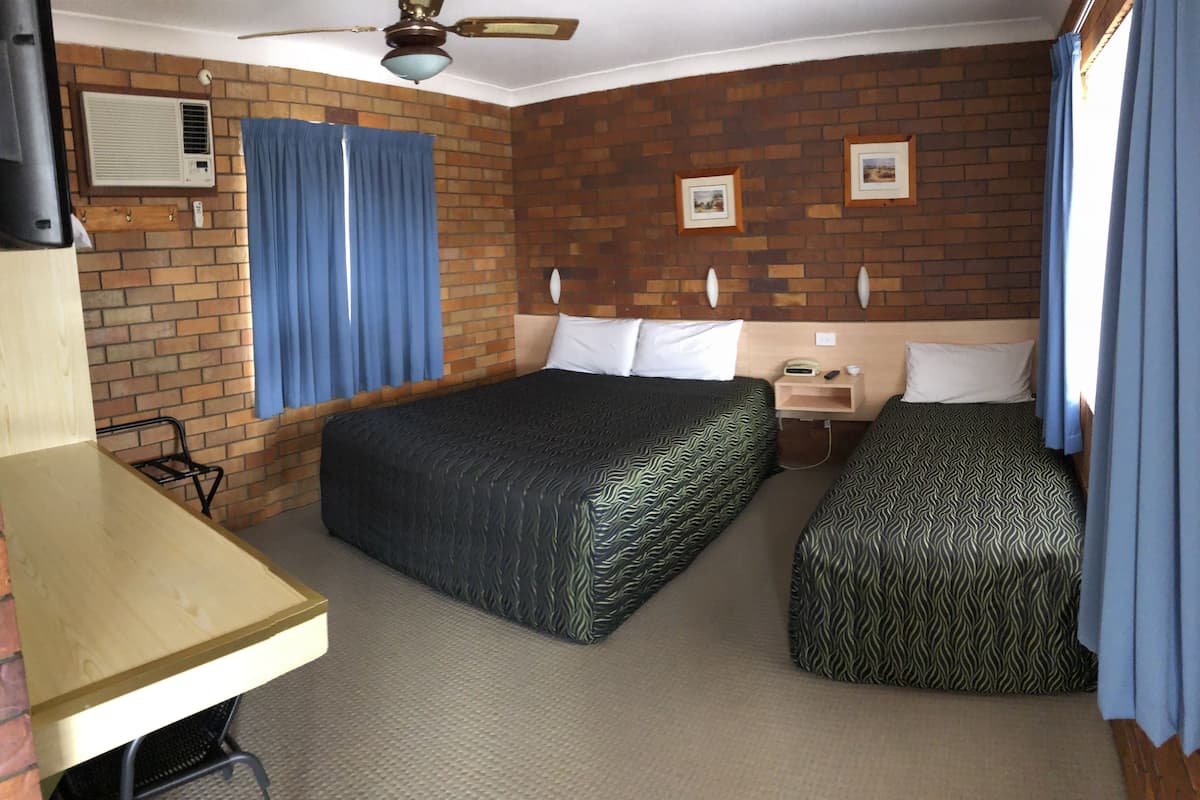 Standard Room, Non Smoking (Twin Room) | Desk, laptop workspace, blackout curtains, soundproofing