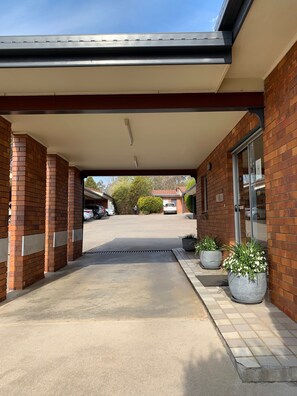 Property entrance - Peter Allen Motor Inn (Tenterfield)