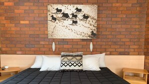 Kamar Deluks, 1 Tempat Tidur King | Meja kerja, ruang kerja ramah laptop, dan tirai kedap cahaya