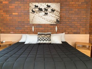 华丽客房, 1 张特大床 | 特色装修、办公桌、笔记本电脑工作区、遮光窗帘