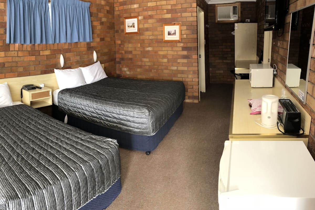 Family Suite, 2 Bedrooms, Non Smoking | Desk, laptop workspace, blackout curtains, soundproofing