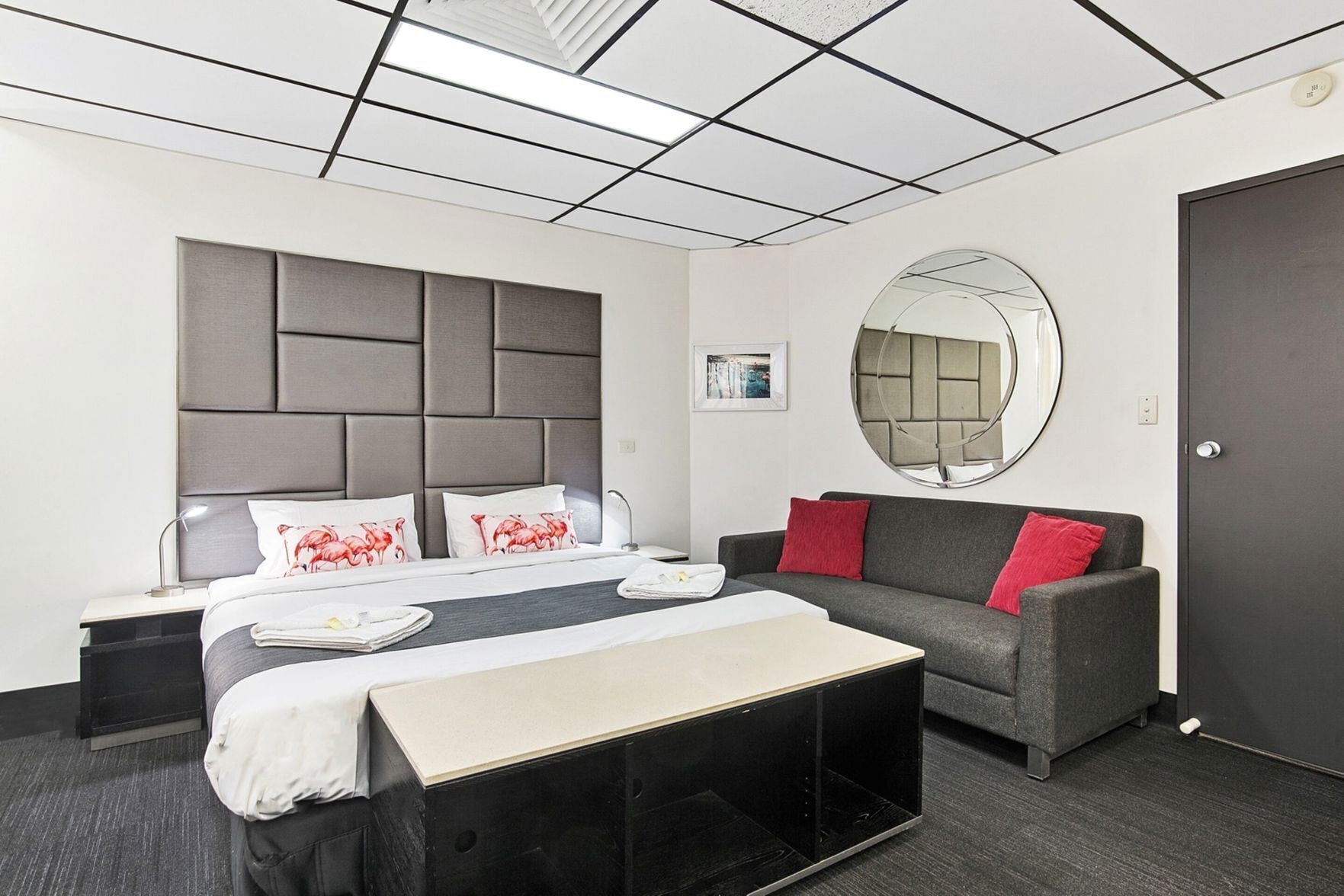 Ropa de cama de alta calidad y tabla de planchar con plancha 