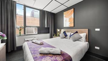 Habitación estándar, 1 cama Queen size | Tabla de planchar con plancha, wifi gratis y ropa de cama