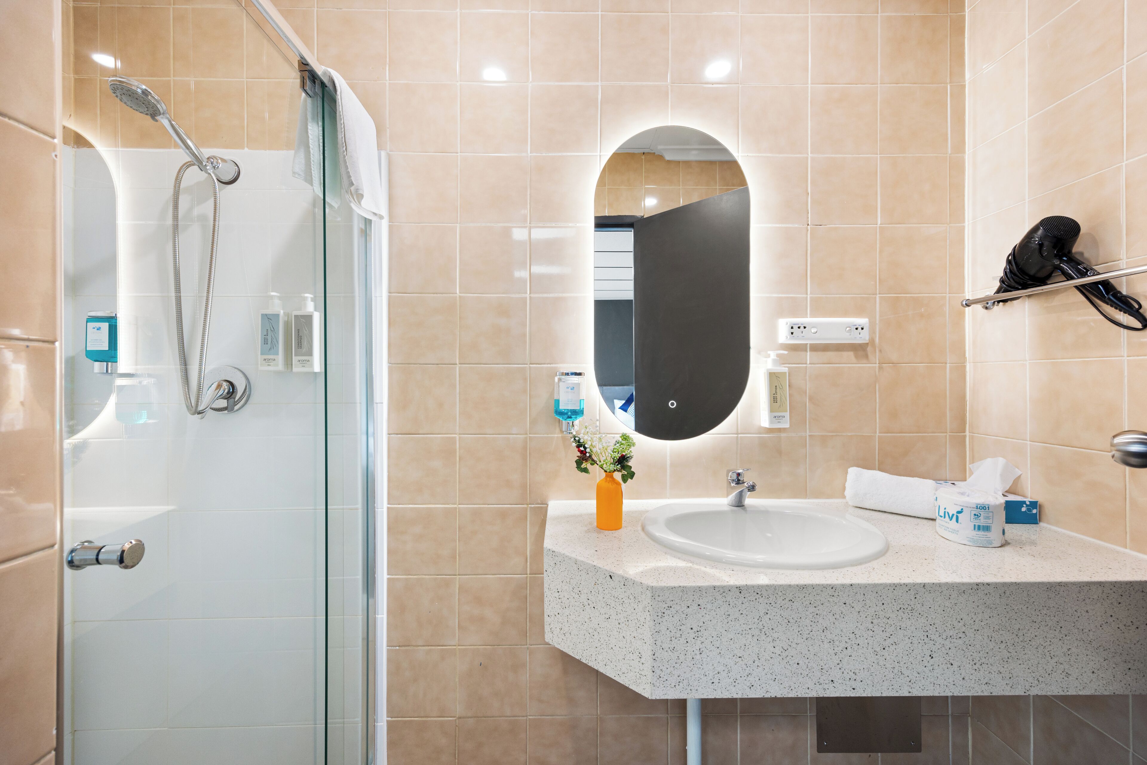 Premium King Twin | Badezimmer | Dusche, kostenlose Toilettenartikel, Haartrockner, Handtücher