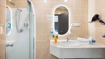 Premium King Twin | Badezimmer | Dusche, kostenlose Toilettenartikel, Haartrockner, Handtücher