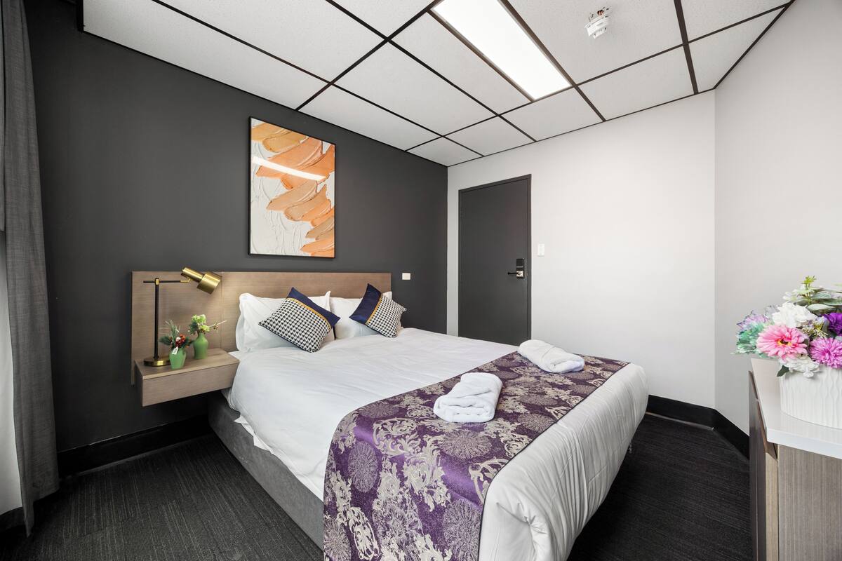 Standard Room, 1 Queen Bed | Premium bedding, iron/ironing board, WiFi (free), bed sheets