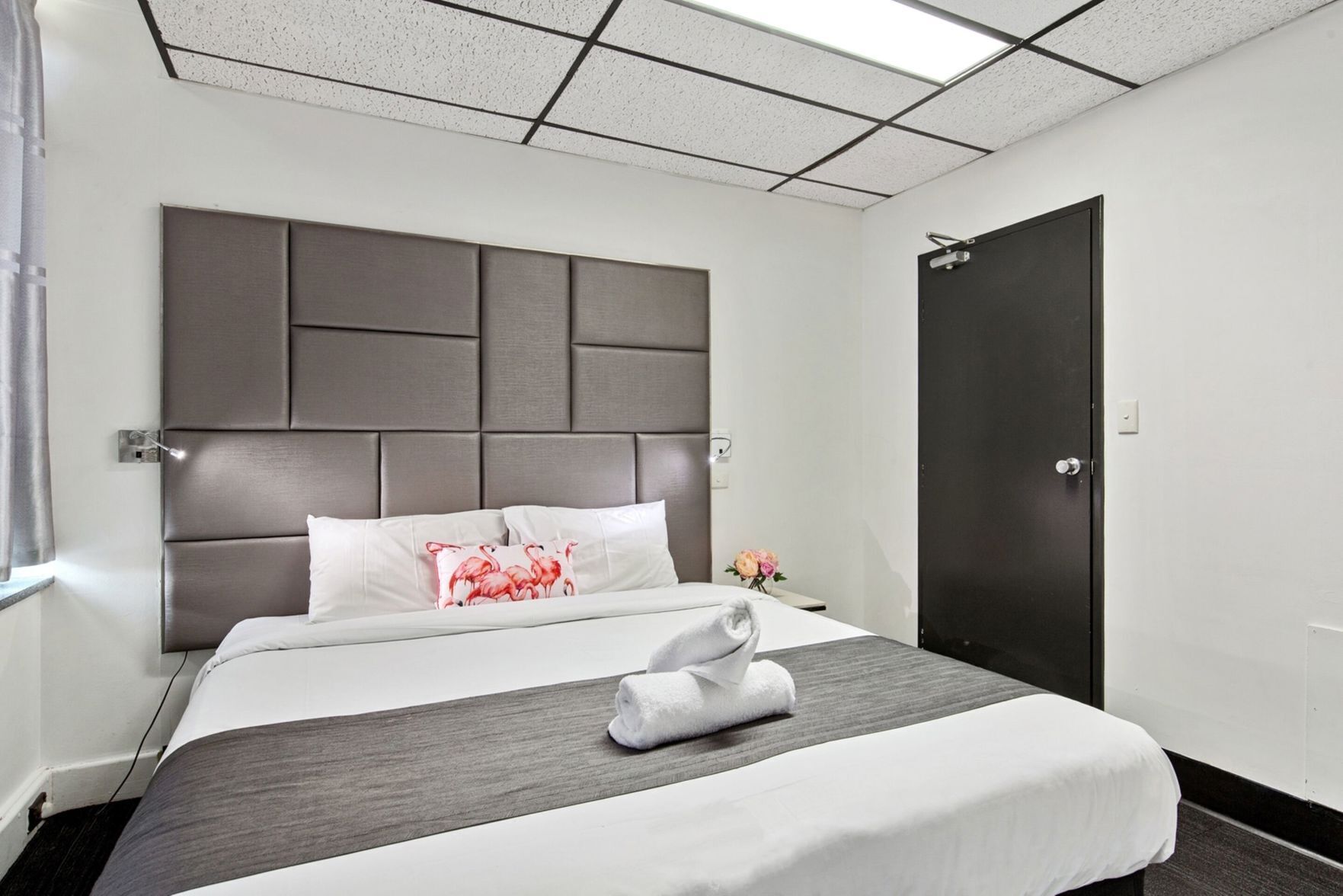 Ropa de cama de alta calidad y tabla de planchar con plancha 