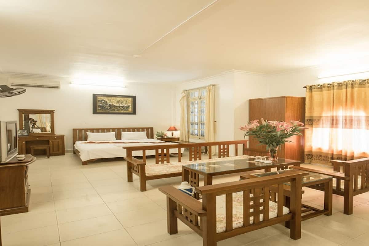VIP Room | Minibar, desk, free WiFi