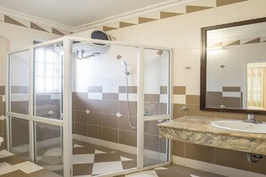 VIP Room | Bathroom | Deep soaking tub, free toiletries, hair dryer, slippers - Trang An Plaza Hotel (Hanoi)