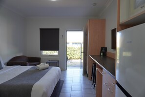 Tabla de planchar con plancha, wifi gratis y ropa de cama 