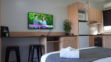 Tabla de planchar con plancha, wifi gratis y ropa de cama