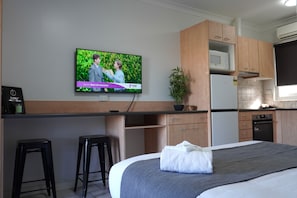 Iron/ironing board, free WiFi, bed sheets - Tumut Apartments (Tumut)