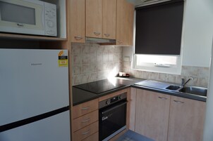 Estudio estándar, no fumadores, cocina | Cocina privada | Frigorífico grande, microondas, placa de cocina y cafetera o tetera