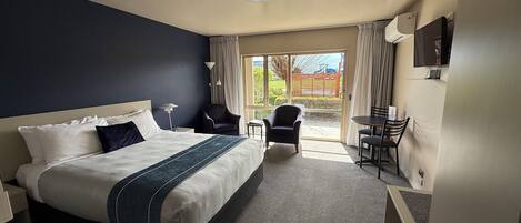 Muebles diferentes, cortinas blackout y sistema de insonorización