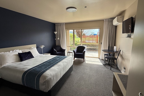 Suite estudio, con acceso para personas discapacitadas | Muebles diferentes, cortinas blackout y insonorización