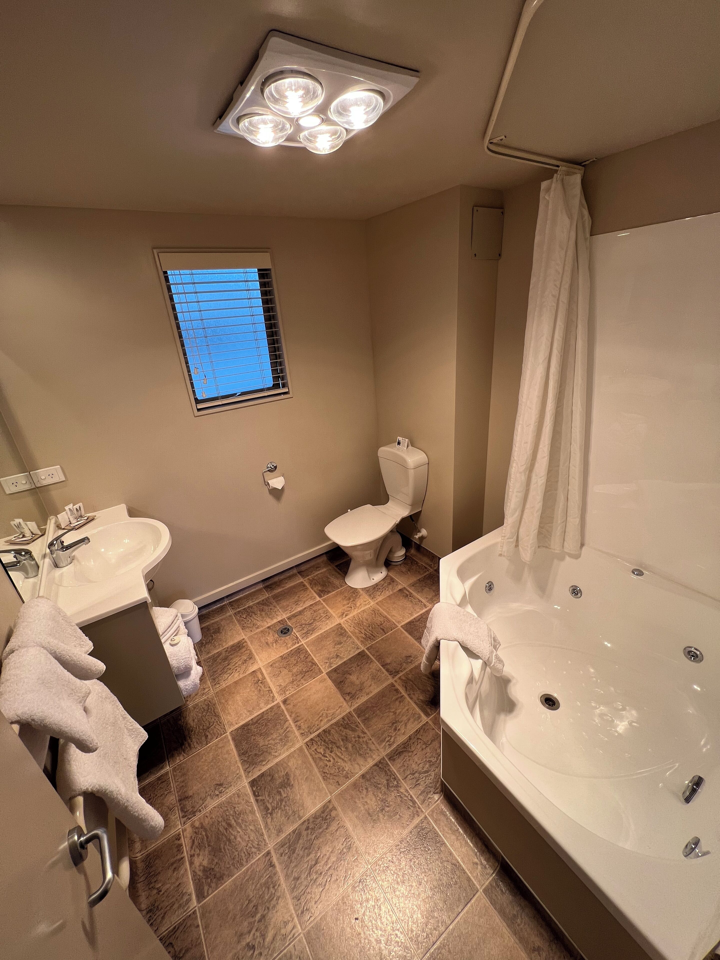 Kostenlose Toilettenartikel, Haartrockner, Handtücher, Shampoo