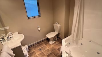 Kostenlose Toilettenartikel, Haartrockner, Handtücher, Shampoo