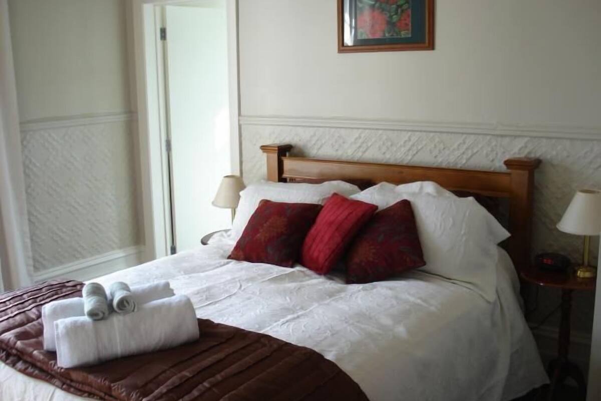 Suite Standar, 1 kamar tidur, Bebas Asap Rokok (Pohutukawa Room) | Setrika/meja setrika dan tempat tidur bayi gratis