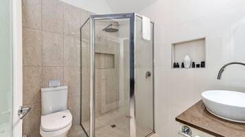 Quarto standard, cozinha americana (Linger a While) | Banheiro | Banheira e chuveiro separados, banheira de hidromassagem