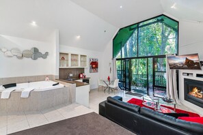 Standard Room, Kitchenette (Linger a While) | Premium bedding, pillowtop beds, iron/ironing board, bed sheets - Linger A While Chalet (Tamborine Mountain)