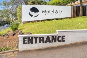 A sign for Motel 617 Kaimana with an entrance sign below it. - Kiama Motel 617 (Kiama)