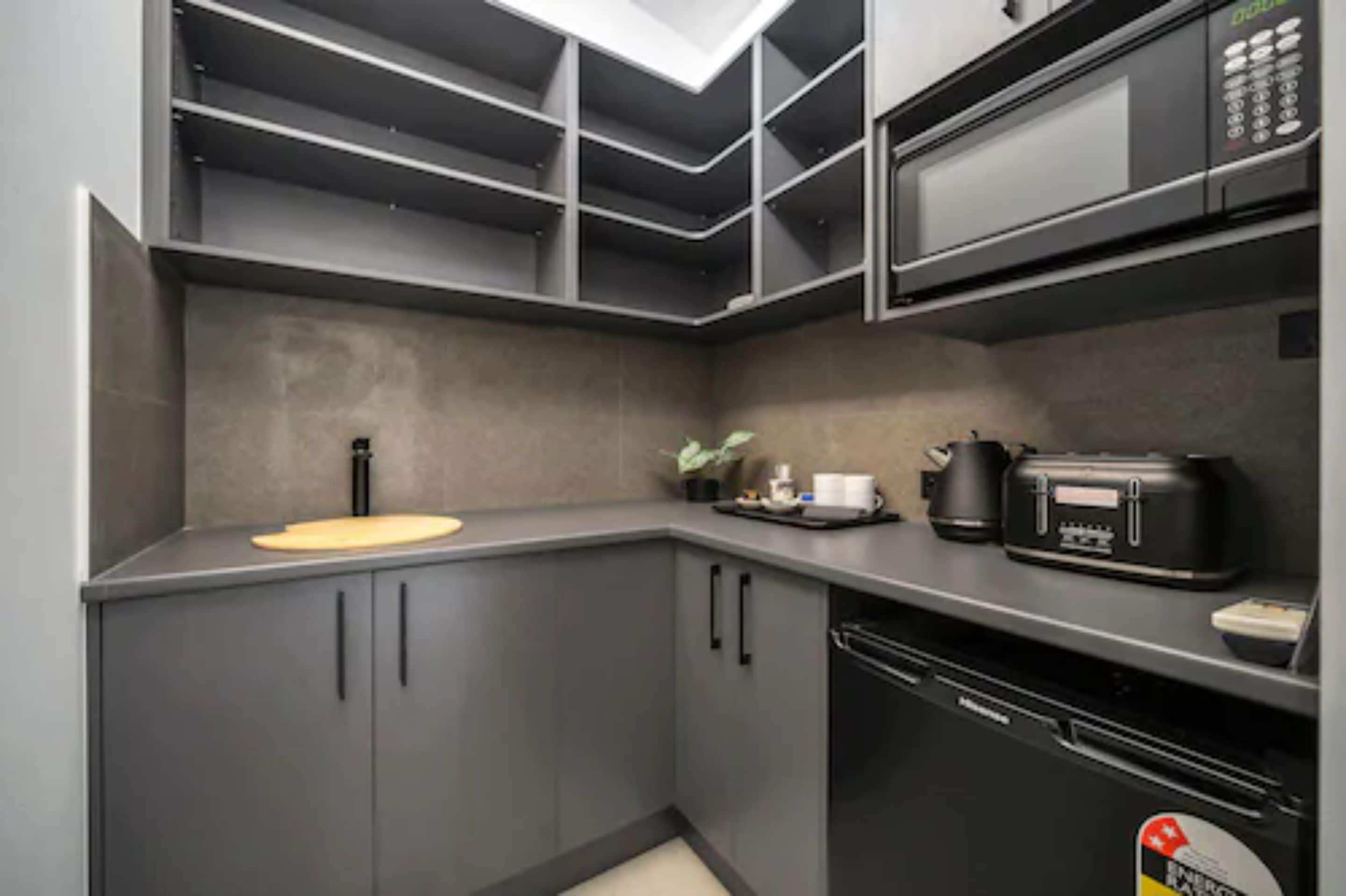 Réfrigérateur, cafetière/bouilloire, bouilloire électrique