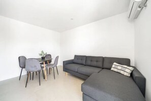 Apartamento, 2 quartos | Área de estar | TV
