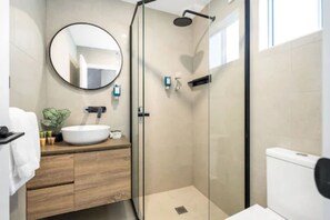 Queen Suite Deluxe | Bathroom | Shower, free toiletries, hair dryer, towels - Kiama Motel 617 (Kiama)