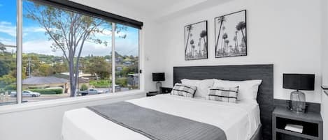 Appartement Deluxe | Fer et planche à repasser, accès au Wi-Fi (inclus), literie fournie