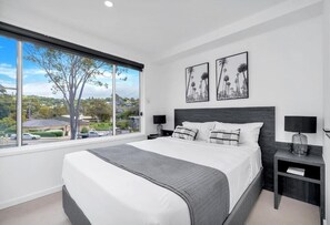 Deluxe Apartment | Iron/ironing board, WiFi (free), bed sheets - Kiama Motel 617 (Kiama)