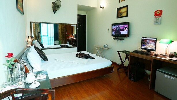 Deluxe Room | In-room safe, desk, iron/ironing board, WiFi (free)