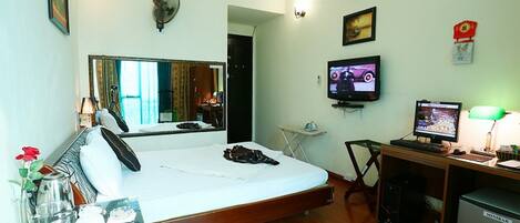 Deluxe Room | In-room safe, desk, iron/ironing board, free WiFi