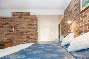 Executive Room, Non Smoking, Jetted Tub (Executive Spa Suite) | Free WiFi - Cedar Lodge Motel (Armidale)