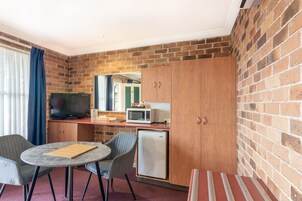 エグゼクティブ ルーム 禁煙 ジェットバス (Executive Spa Suite) | リビング エリア | 43 インチのスマートテレビ (衛星放送視聴可)、テレビ