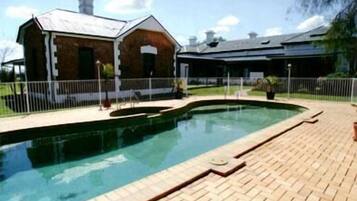 Hồ bơi ngoài trời