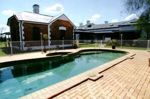 Outdoor pool - Lochinvar House B&B (Lochinvar)