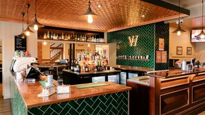 A bar area with a variety of liquor bottles, a coffee machine, and a selection of tea and coffee options. - Victoria Hotel - Strathalbyn (Strathalbyn)