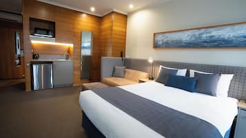 Deluxe Queen Room | Laptop workspace, soundproofing, iron/ironing board, free WiFi