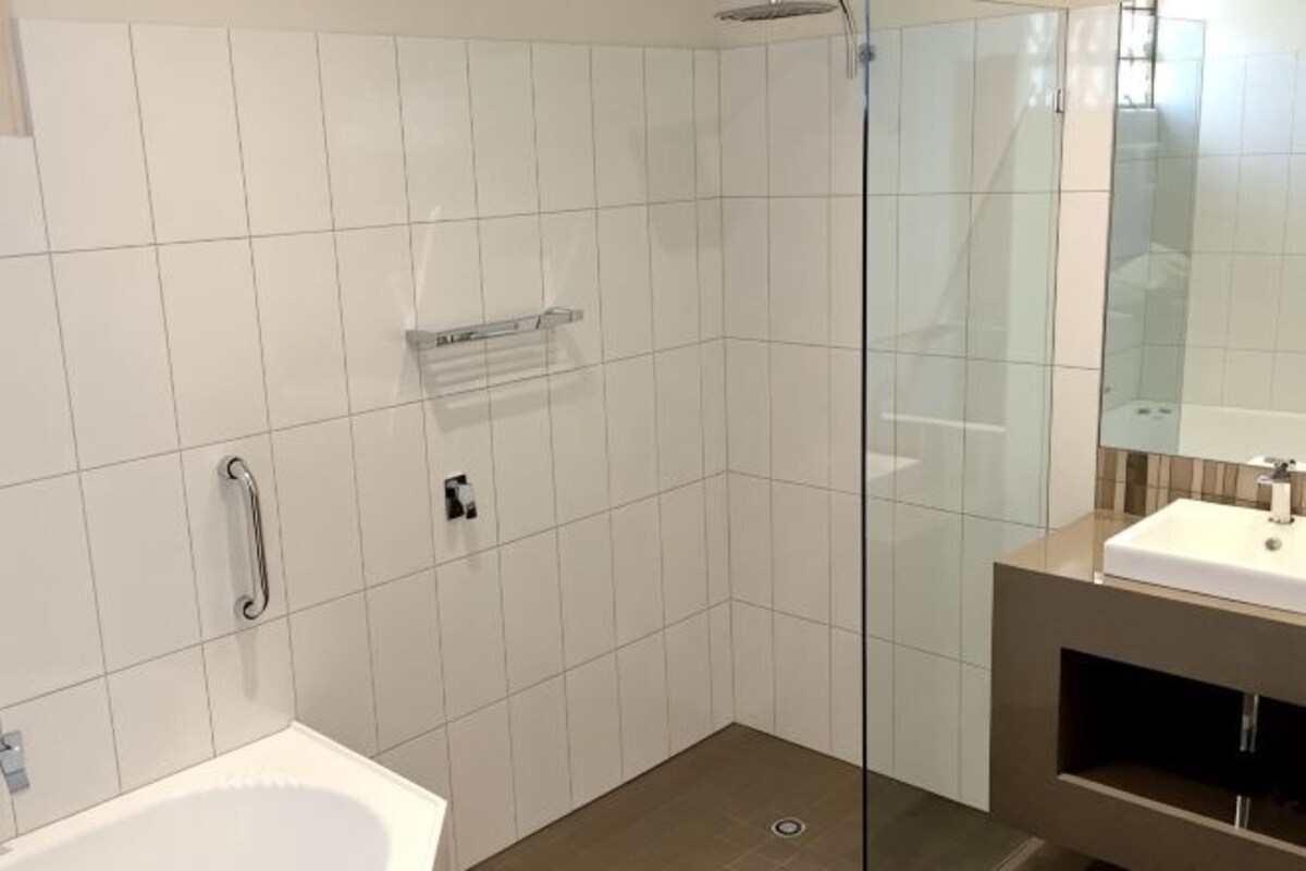Bad | Dusj, hårføner og håndklær