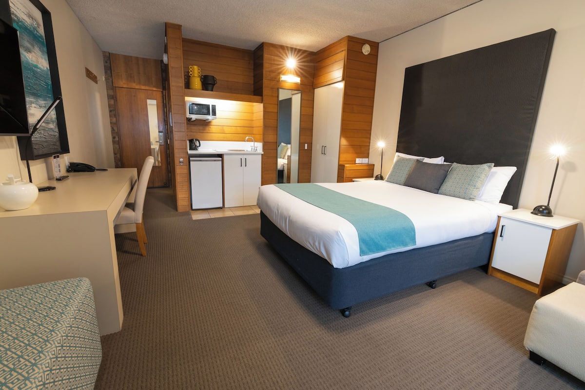 مساحة عمل للكمبيوتر المحمول وتجهيزات عازلة للصوت ومكواة/لوح كي