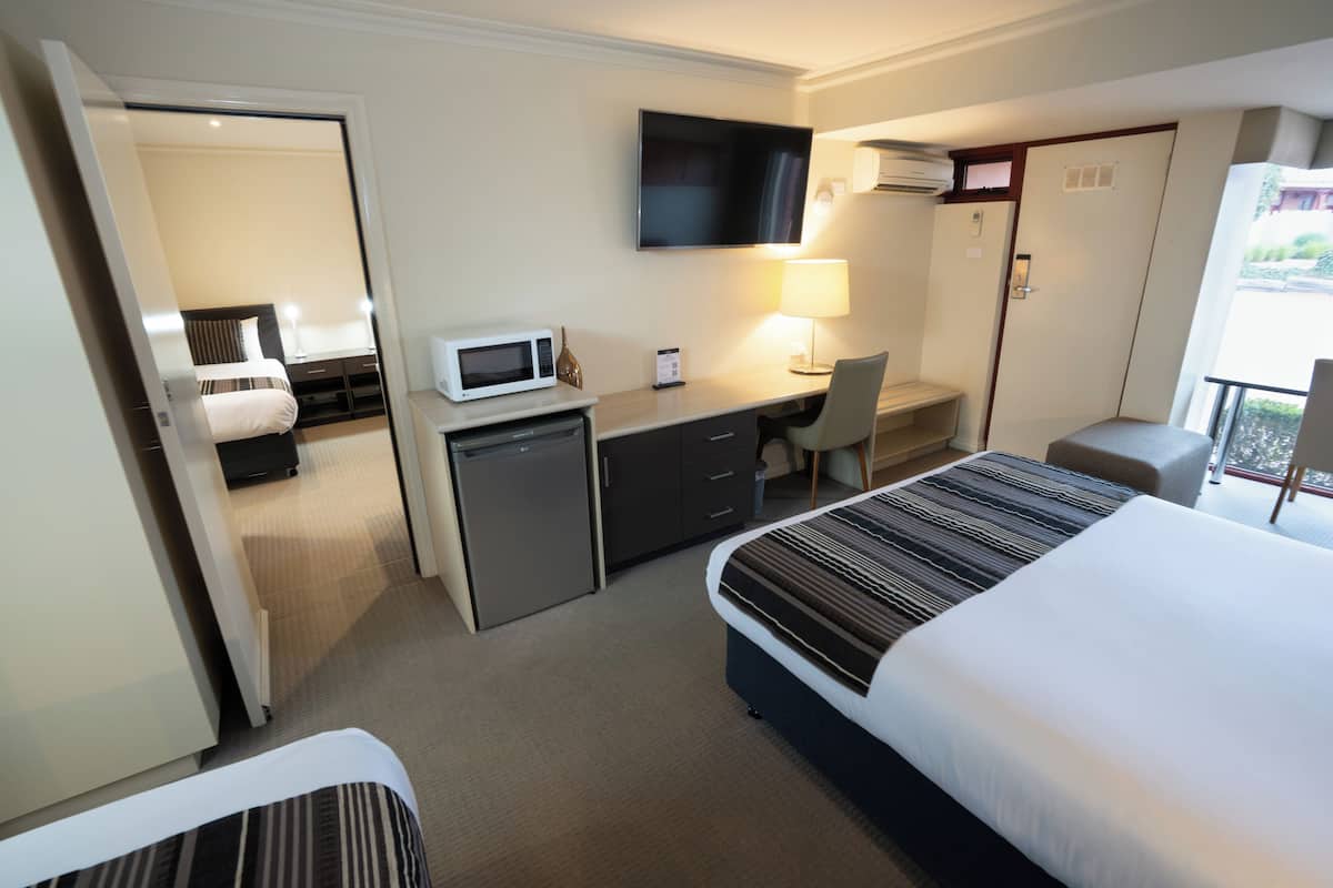 Deluxe Interconnecting Room | Private kitchenette