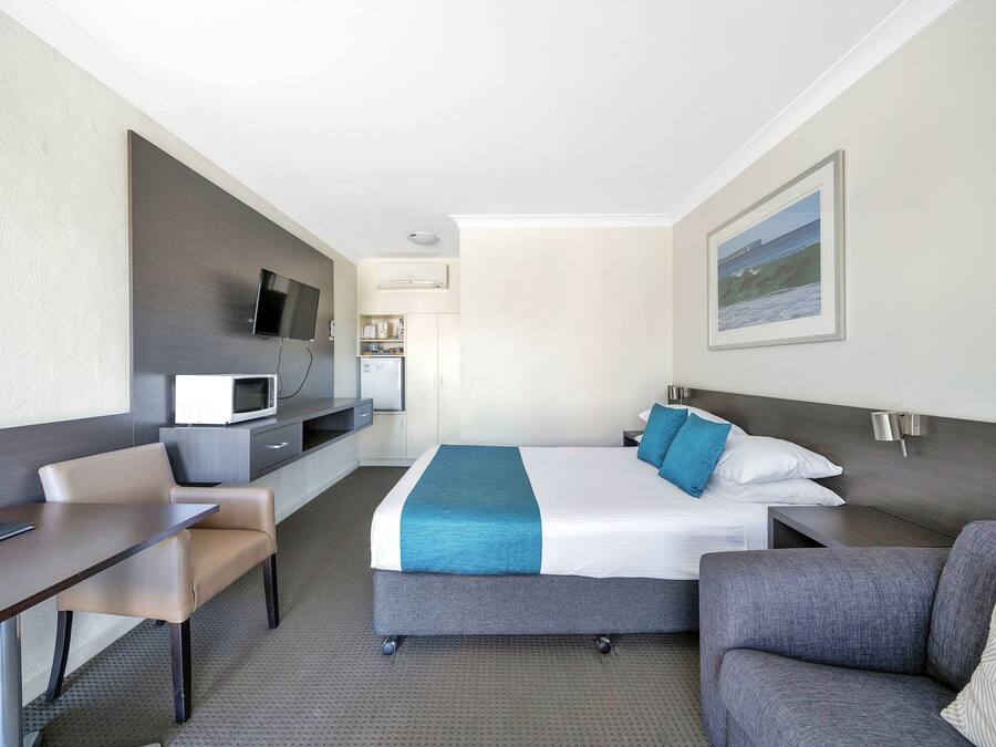 Minibar, tabla de planchar con plancha, wifi gratis y ropa de cama