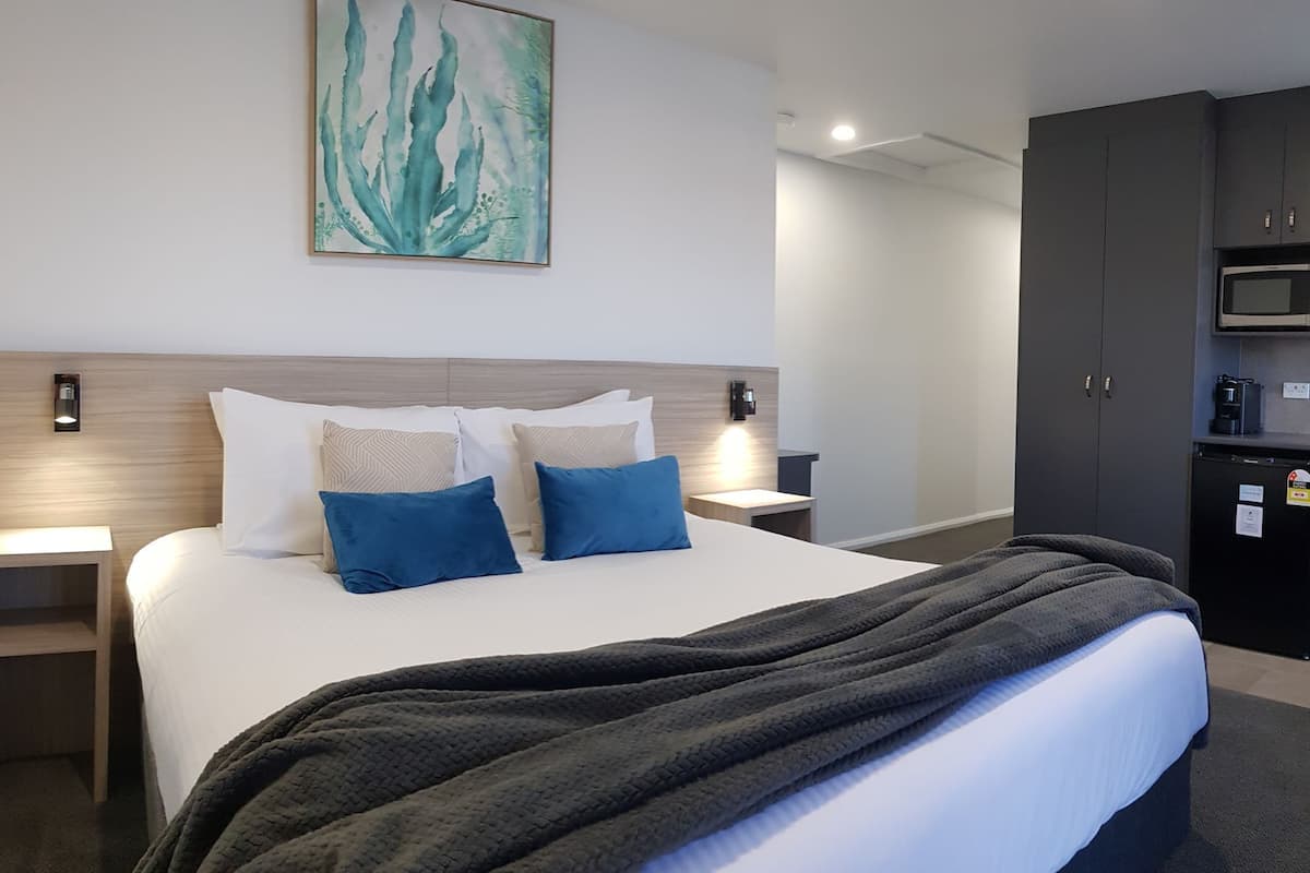 Habitación Deluxe, 1 cama King size, cocineta, vista parcial al océano | 2 habitaciones, minibar, tabla de planchar con plancha y wifi gratis