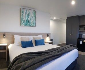 디럭스룸, 킹사이즈침대 1개, 간이주방, 부분 바다 전망 | 미니바, 다리미/다리미판, 무료 WiFi, 침대 시트