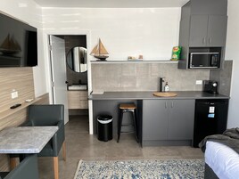 华丽客房, 简易厨房, 庭院 | 迷你吧、熨斗/熨衣板、免费 WiFi、床单