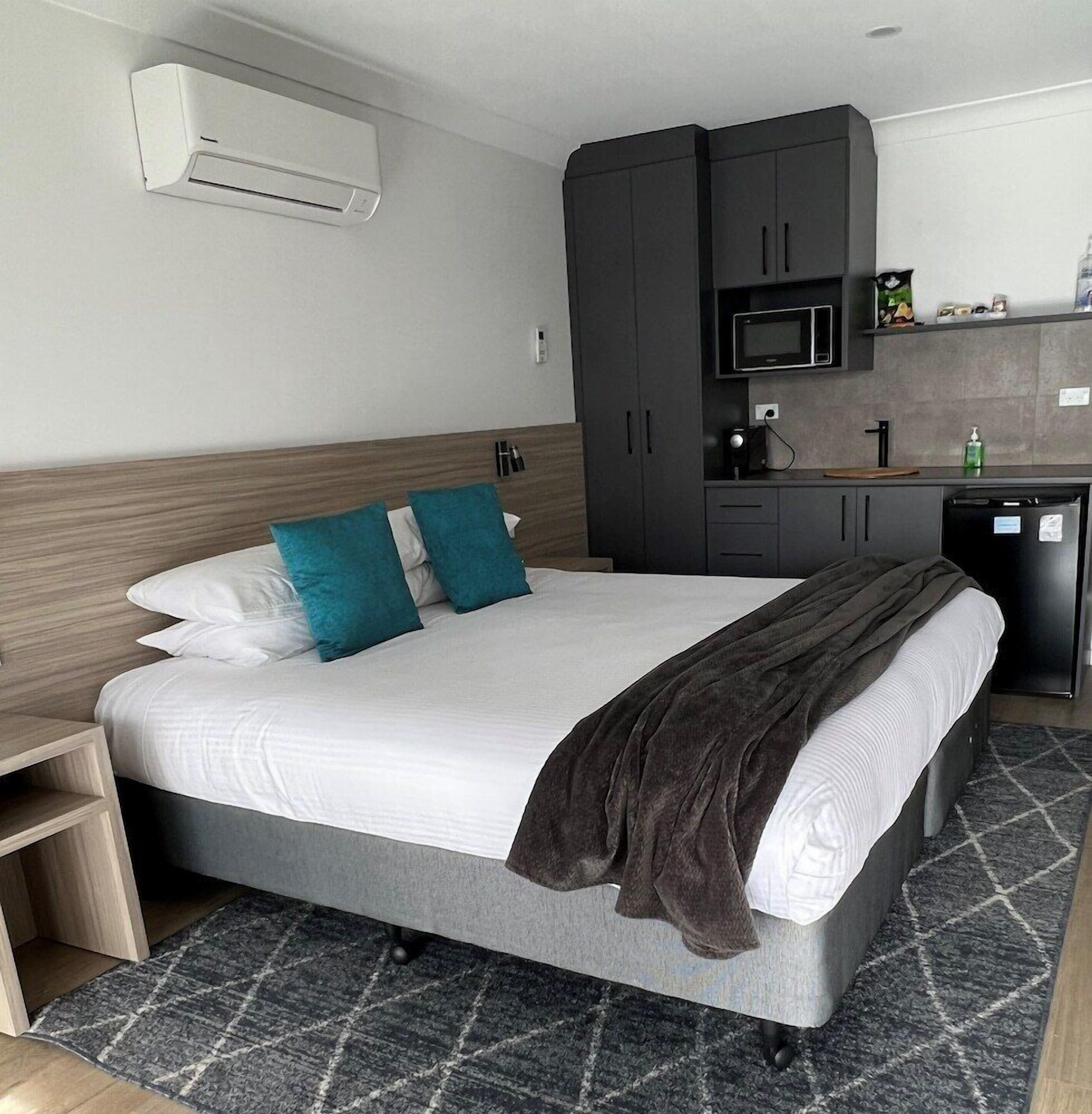 Minibar, iron/ironing board, free WiFi, bed sheets